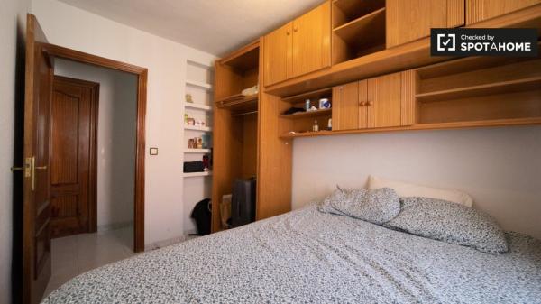 Habitación amueblada en un apartamento de 4 dormitorios en Villaverde, Madrid