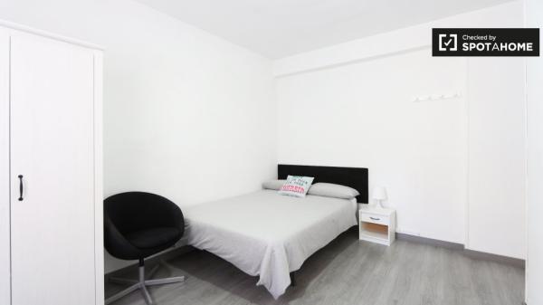 Stylish room in 5-bedroom apartment, Madrid Rio, Madrid