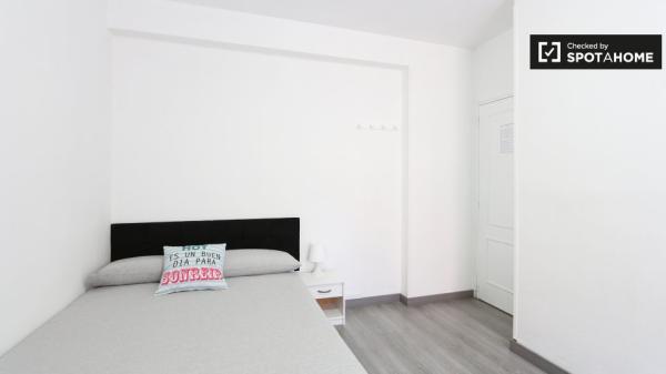 Stylish room in 5-bedroom apartment, Madrid Rio, Madrid