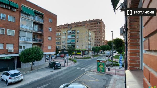 Habitación para alquilar en apartamento sencillo de 4 dormitorios, Getafe, Madrid