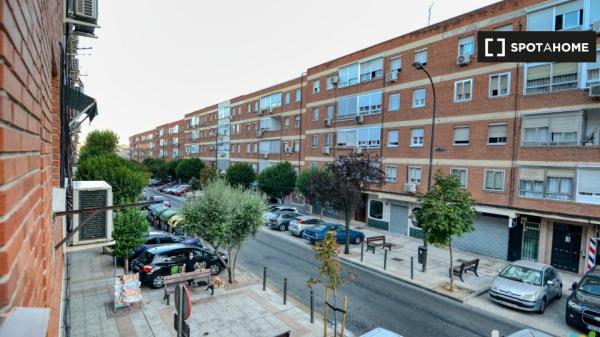 Habitación para alquilar en apartamento sencillo de 4 dormitorios, Getafe, Madrid