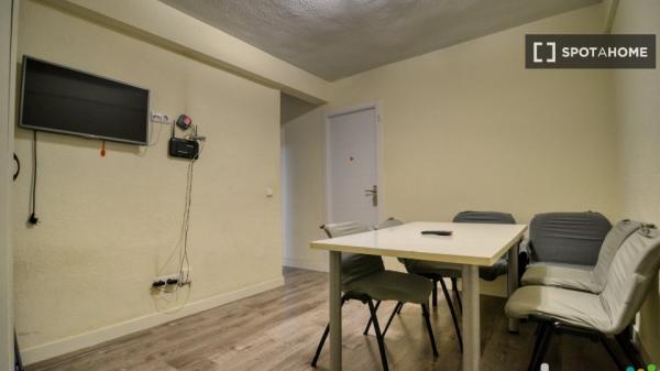 Habitación para alquilar en apartamento sencillo de 4 dormitorios, Getafe, Madrid