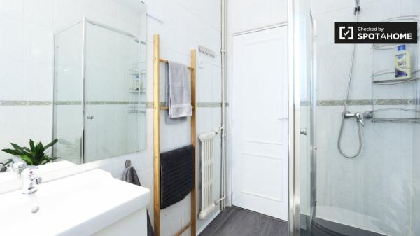 Stylish room in 5-bedroom apartment, Madrid Rio, Madrid