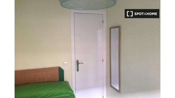 Habitación para alquilar en apartamento sencillo de 4 dormitorios, Getafe, Madrid