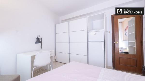 Habitación luminosa en apartamento de 4 dormitorios en Carabanchel, Madrid