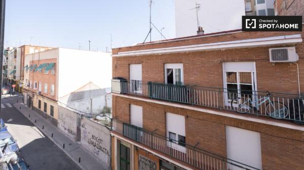 Habitación luminosa en apartamento de 4 dormitorios en Carabanchel, Madrid