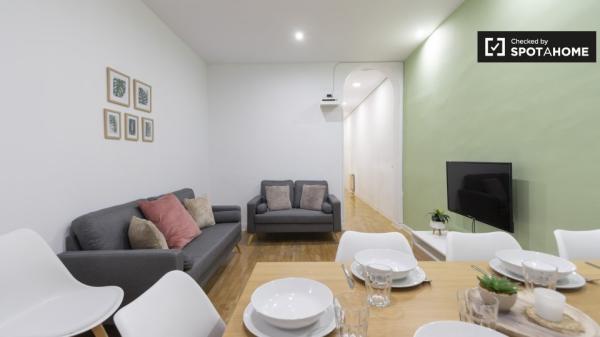 Habitación ordenada en apartamento de 9 dormitorios en Retiro, Madrid