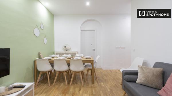 Habitación ordenada en apartamento de 9 dormitorios en Retiro, Madrid