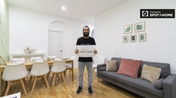 Habitación ordenada en apartamento de 9 dormitorios en Retiro, Madrid