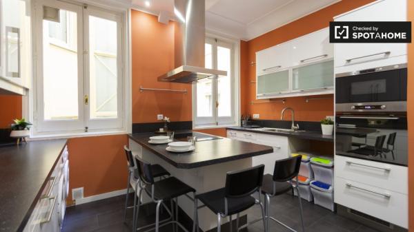 Habitación ordenada en apartamento de 9 dormitorios en Retiro, Madrid