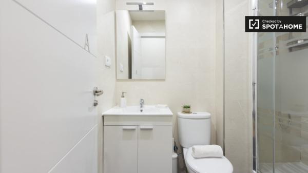 Habitación ordenada en apartamento de 9 dormitorios en Retiro, Madrid