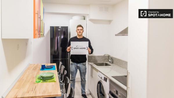 Se alquila habitación en piso de 5 habitaciones en Burjassot, Valencia.