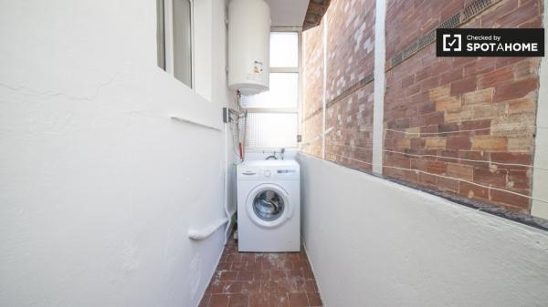 Se alquila habitación grande en L'Hospitalet de Llobregat, Barcelona