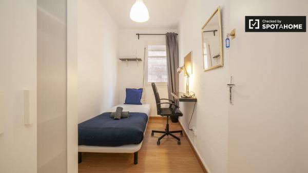 Se alquila habitación grande en L'Hospitalet de Llobregat, Barcelona