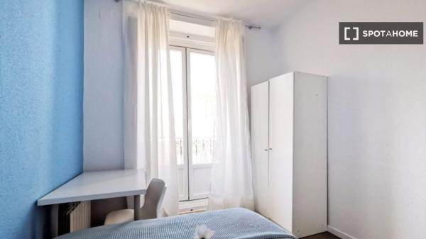 Se alquila habitación en apartamento de 7 dormitorios en La Latina, Madrid