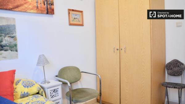 Habitación dinámica en alquiler en apartamento de 3 dormitorios, Sant Andreu