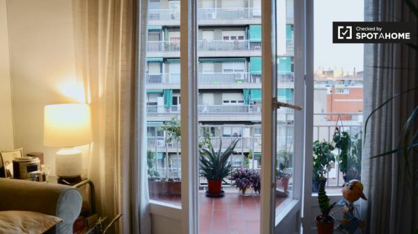 Habitación dinámica en alquiler en apartamento de 3 dormitorios, Sant Andreu