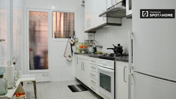 Habitación dinámica en alquiler en apartamento de 3 dormitorios, Sant Andreu