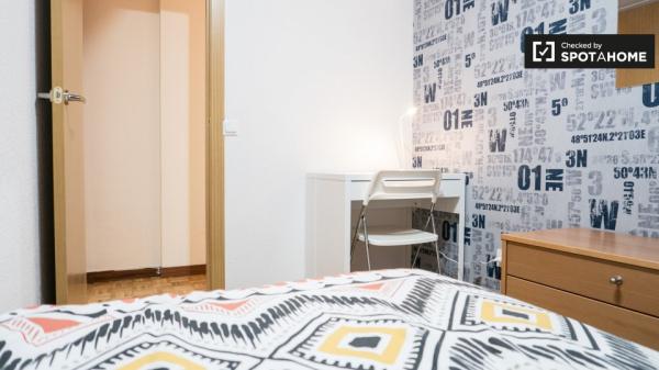 Habitación en apartamento de 6 dormitorios en Alcalá de Henares, Madrid.