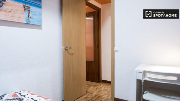 Habitación en apartamento de 6 dormitorios en Alcalá de Henares, Madrid.