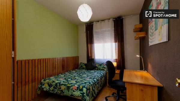 Habitación en apartamento de 6 dormitorios en Alcalá de Henares, Madrid.