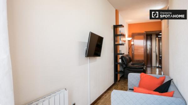 Habitación en apartamento de 6 dormitorios en Alcalá de Henares, Madrid.