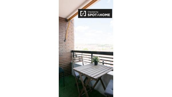 Habitación en apartamento de 6 dormitorios en Alcalá de Henares, Madrid.