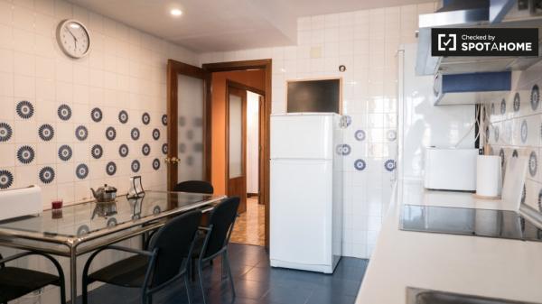 Habitación en apartamento de 6 dormitorios en Alcalá de Henares, Madrid.