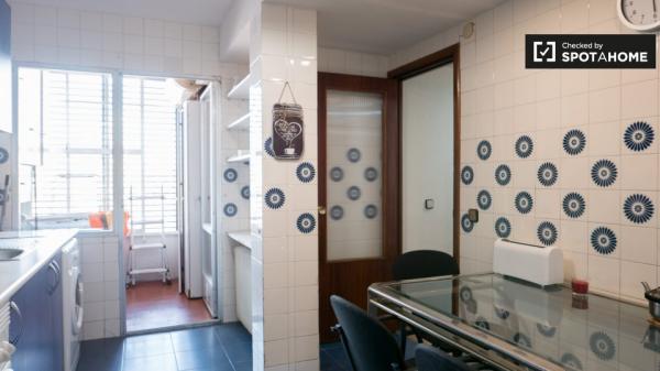 Habitación en apartamento de 6 dormitorios en Alcalá de Henares, Madrid.