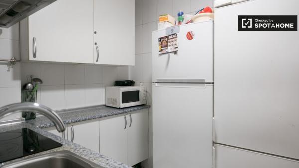 Se alquila habitación en apartamento de 5 dormitorios en Alcalá de Henares.