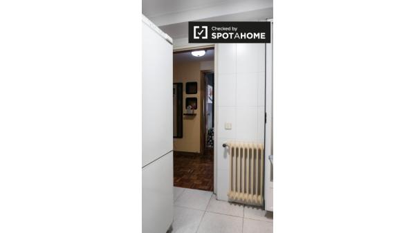 Se alquila habitación en apartamento de 5 dormitorios en Alcalá de Henares.