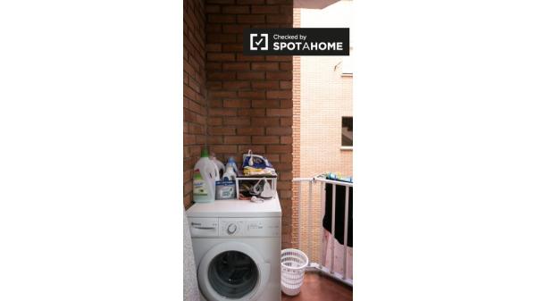 Se alquila habitación en apartamento de 5 dormitorios en Alcalá de Henares.