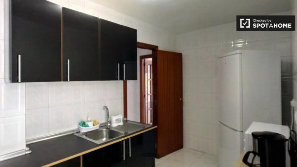 Apartamento de 4 dormitorios en alquiler en Alcalá de Henares, Madrid.