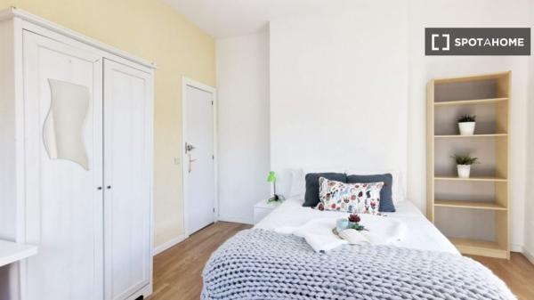 Se alquila habitación en apartamento de 7 dormitorios en La Latina, Madrid