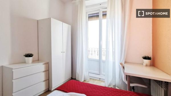 Se alquila habitación en apartamento de 7 dormitorios en La Latina, Madrid