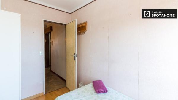 Se alquila habitación en piso de 3 dormitorios en Sant Andreu