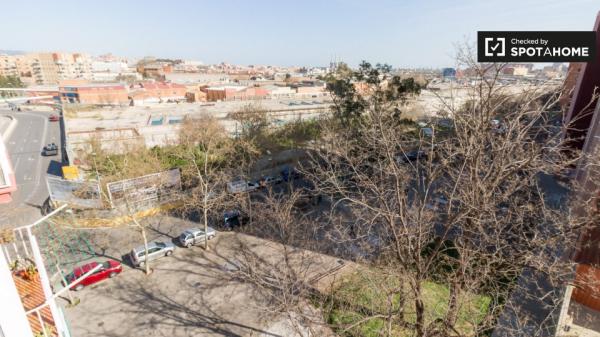 Se alquila habitación en piso de 3 dormitorios en Sant Andreu