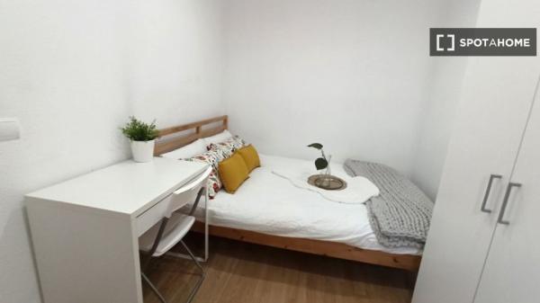 Habitación amueblada en piso compartido en el centro de Madrid