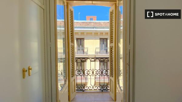 Habitación amueblada en piso compartido en Puerta del Sol, Madrid