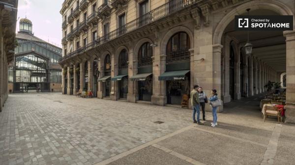 Se alquila habitación en piso de 4 dormitorios en El Born, Barcelona