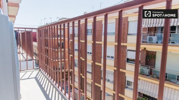 Se alquila habitación bruñida en apartamento de 5 dormitorios en Burjassot