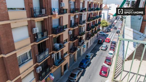 Se alquila habitación bruñida en apartamento de 5 dormitorios en Burjassot