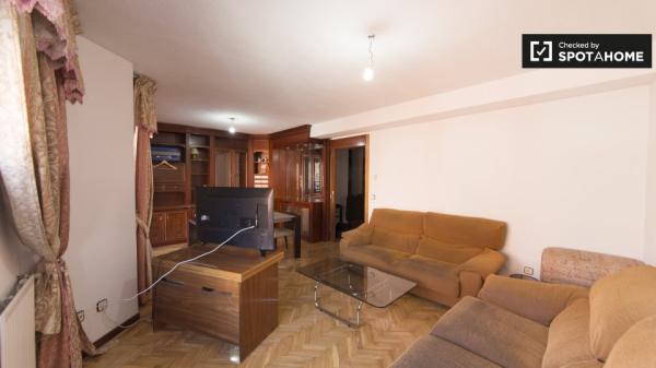 Se alquila habitación en apartamento de 4 dormitorios en Leganés, Madrid.