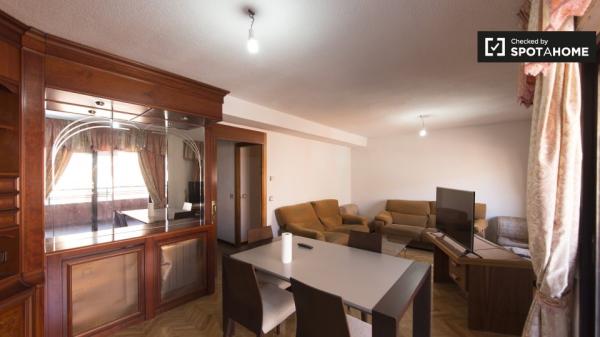 Se alquila habitación en apartamento de 4 dormitorios en Leganés, Madrid.