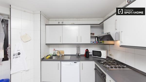 Se alquila habitación en apartamento de 4 dormitorios en Leganés, Madrid.