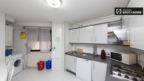 Se alquila habitación en apartamento de 4 dormitorios en Leganés, Madrid.