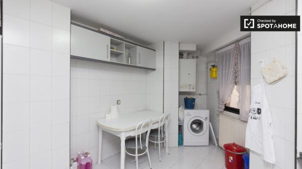 Se alquila habitación en apartamento de 4 dormitorios en Leganés, Madrid.