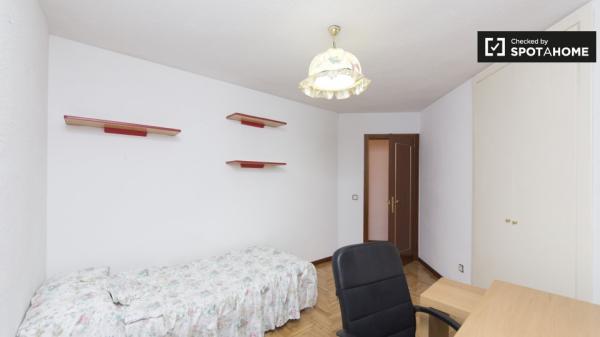 Se alquila habitación en apartamento de 4 dormitorios en Leganés, Madrid.