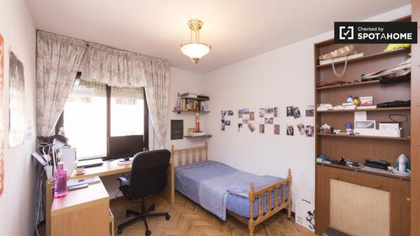 Se alquila habitación en apartamento de 4 dormitorios en Leganés, Madrid.