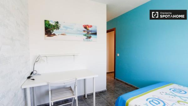 Habitación en piso de 5 dormitorios en Alcalá de Henares, Madrid.